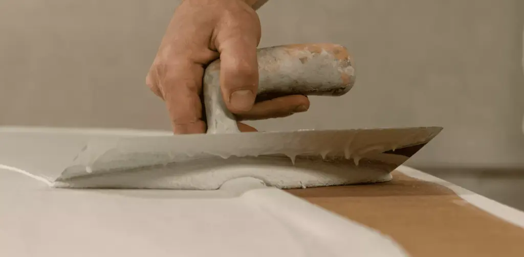 Gecementeerde tafels en tafels in mortex: een vergelijking