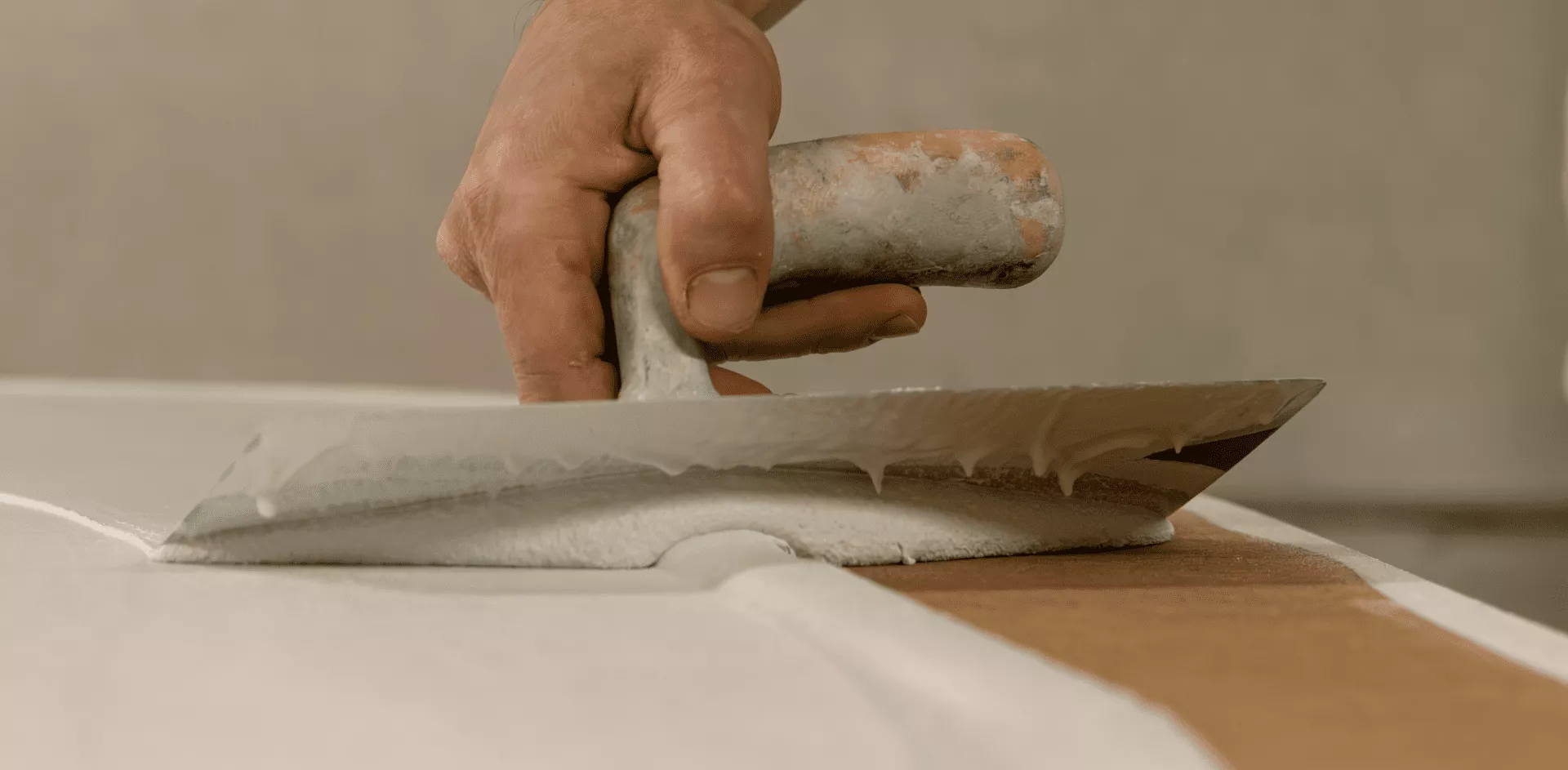 Gecementeerde tafels en tafels in mortex: een vergelijking